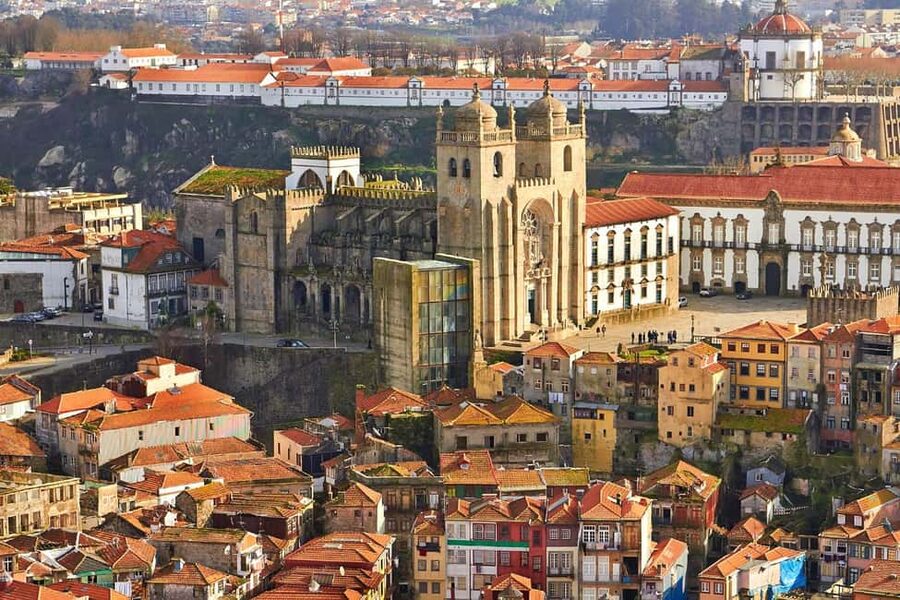 2 hours Porto Walking Tour- Private Service - Clérigos Tower, Igreja do Carmo, and Rua das Flores: church views, street mood