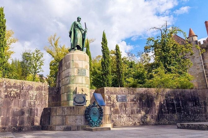 Authentic Braga & Guimarães: Small Historical Group Tour - Guimarães Castle Area: Starting High and Letting the City Unfold