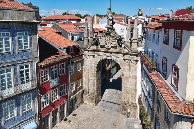 Authentic Braga & Guimarães: Small Historical Group Tour - Squares and Churches: Praca de S. Tiago to Largo da Oliveira