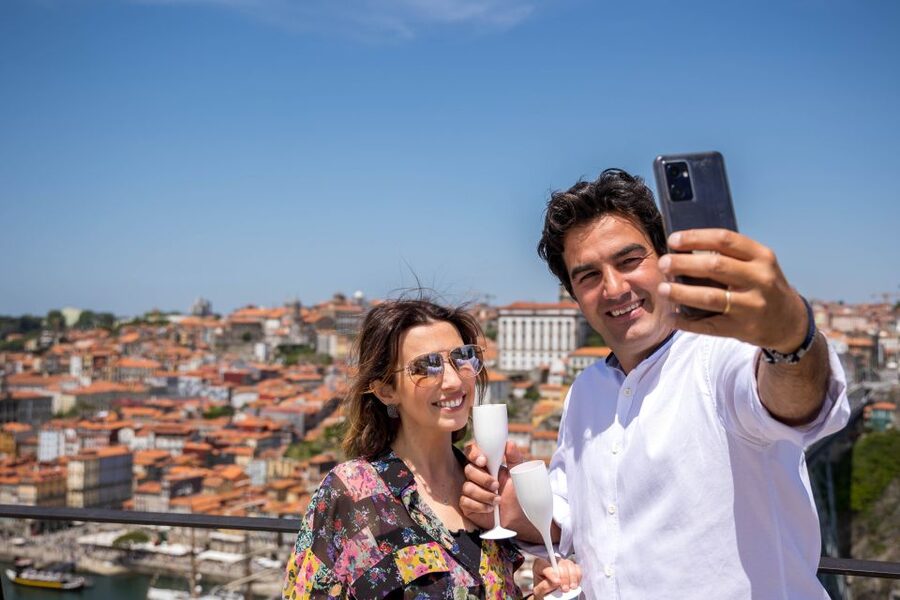 Best views to Porto from Gaia. VW Kombi tour with cocktail - Languages and guide interaction