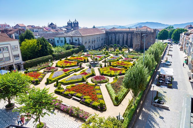 Braga and Guimarães Full Day Private Tour from Porto - Squares and churches you will feel in your legs: S. Tiago, Toural, and Consolação