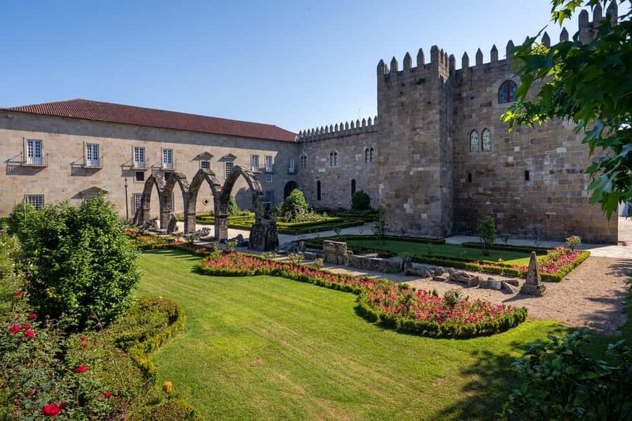 Braga: Flexible Walking Tour in Historic Center - The route, in plain terms: 3 km from Porta Nova to Biscaínhos Museum