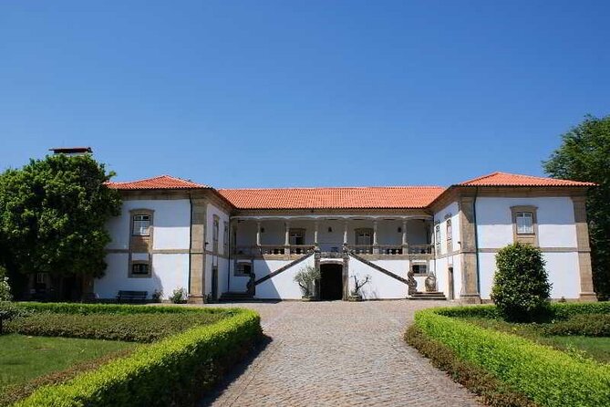 Braga/Guimarães: 1 Day with Lunch + farm and wine tasting - Quinta de Vinhos Verdes in Cabeceiras de Basto: From Vineyards to a Structured Tasting