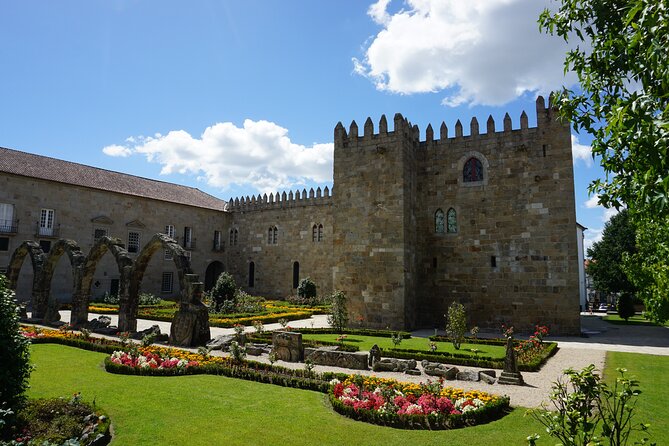 Braga & Guimarães Best-Of Private Tour – Customizable Experience - Lunch in Minho with drinks: how to choose without overthinking it