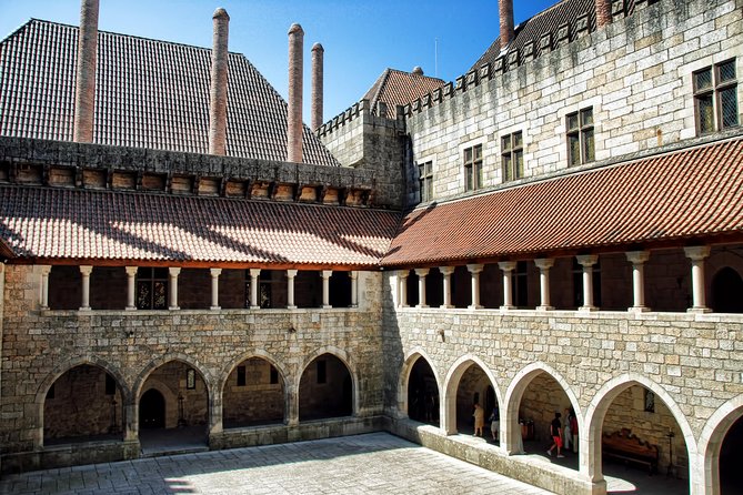 Braga & Guimarães Small Group Tour: Lunch & All Tickets Included - Diana Restaurant Lunch: Northern Portuguese Flavors and Vinho Verde