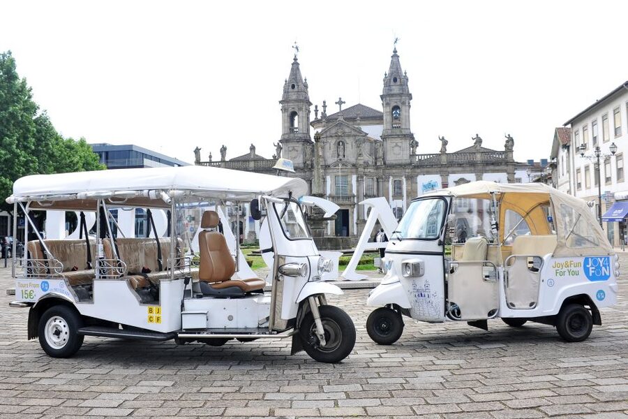 Braga: Tuk Tuk City Tour - Meeting at Largo Carlos Amarante, and why the 2-person setup matters