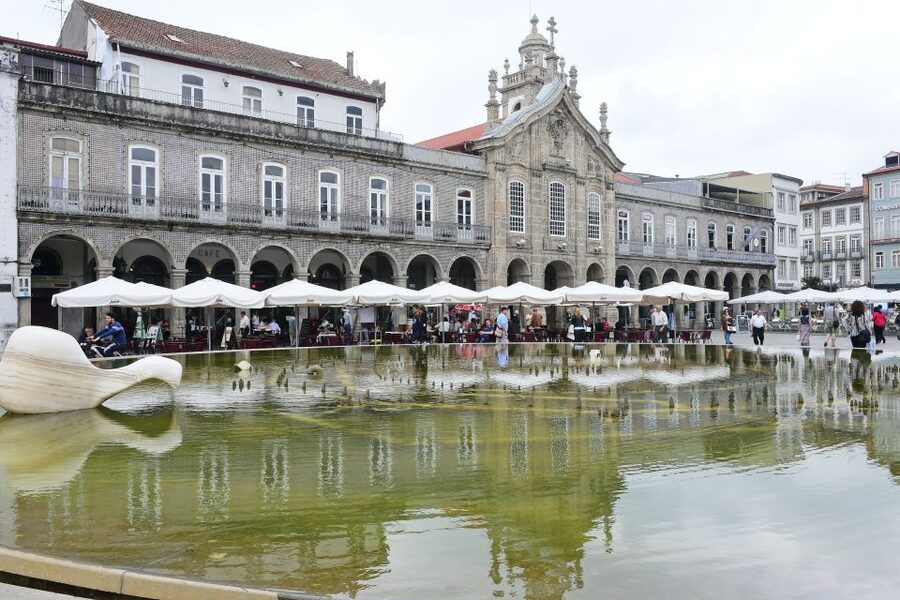Braga: Tuk Tuk City Tour - Civic Braga stops: market energy, the city hall, and the public library