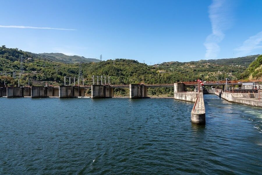 Day Cruise from Porto to Pinhão with Breakfast and Lunch - The long morning sail: vineyards, quintas, and views toward Alijó