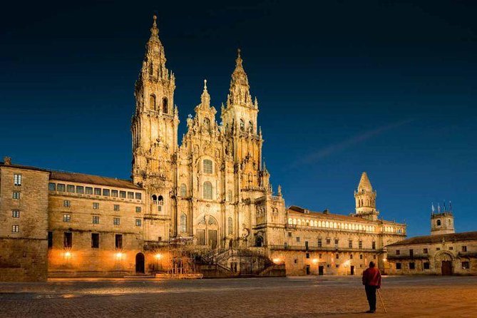 Day Trip from Porto to Santiago de Compostela and Valença - Stop in Santiago de Compostela old town: your hour of freedom