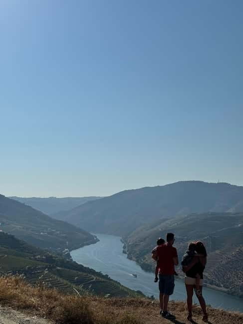 Douro offroad experience: visit to a winery and a picnic - Picnic brunch with local products and DOC wines, with a top view
