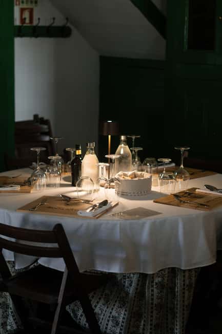 Douro: Quinta de Santa Júlia Lunch, Tour, & Wine Tasting - Wine tasting: how the guide ties terroir to what’s in the glass