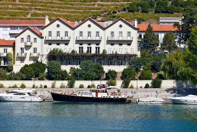 Douro Valley Cruise Porto to Pinhão: Breakfast, Lunch and Tasting - When the cruise turns into lock time