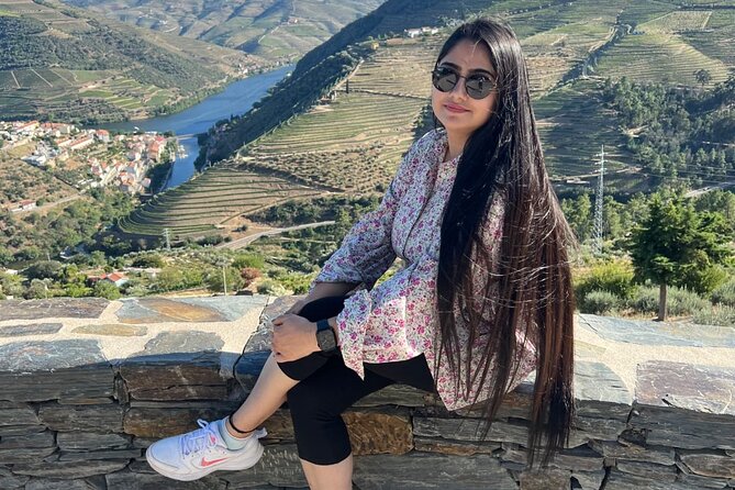 Douro Valley Luxury Wine Tour: 3 Estates, Cruise & Gourmet Dining - Stop 5: Quinta da Roêda Cocktail Time Before Lunch Views