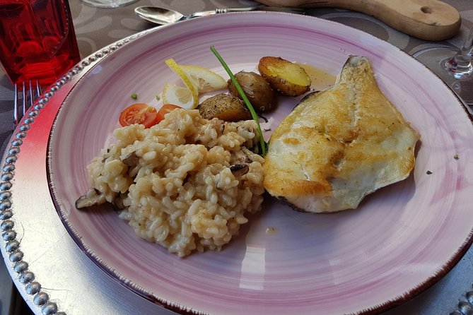 Douro Valley Wine Tour: 3 Vineyard Visits, Wine Tastings, Lunch - Getting There: Porto Pickup, Road 222, and a Long Day