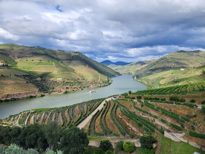 From Peso da Régua: Visit 3 wineries, tasting and viewpoint - The 7-Hour Flow, From Pickup to Viewpoint and Back