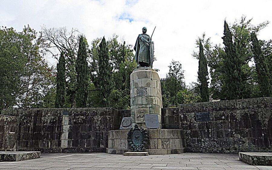 From Porto: Braga and Guimarães Full-Day Trip with Lunch - Guimarães Castle: where independence starts to feel real