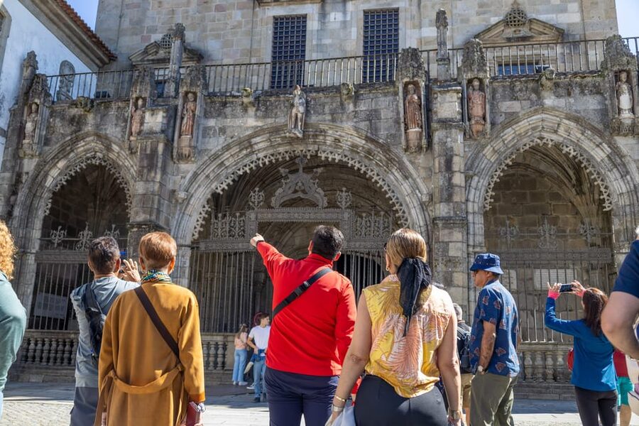 From Porto: Braga and Guimarães Small Group Tour - From Porto to Minho, in a small group that stays comfortable