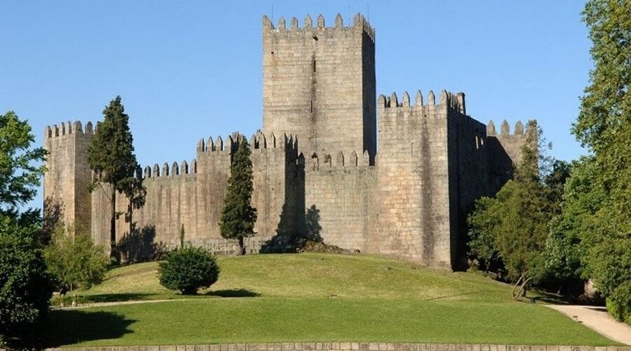 From Porto: Braga and Guimarães Small Group Tour with Lunch - Braga highlights: Sé Cathedral, Bom Jesus do Monte, and Sameiro Sanctuary