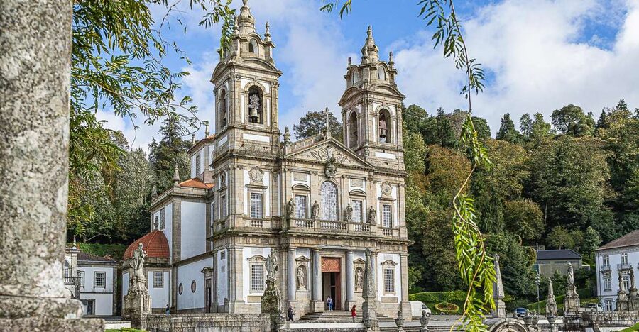 From Porto: Braga & Guimarães full day experience with lunch - Guimarães Castle and the medieval streets: the cradle of Portugal walk