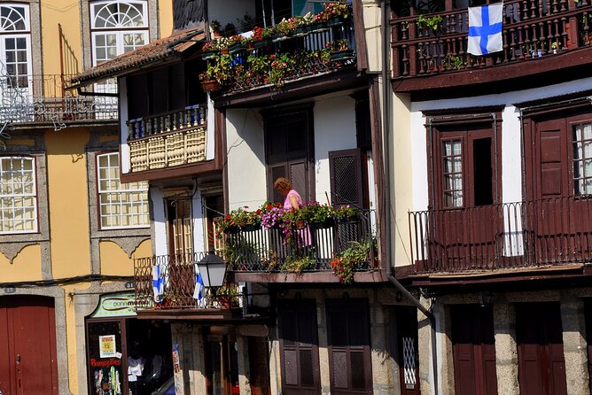 Full-Day Braga & Guimarães Guided Semi-Private Tour with Lunch from Porto - Stop 6: Largo da Oliveira and the stories inside the square