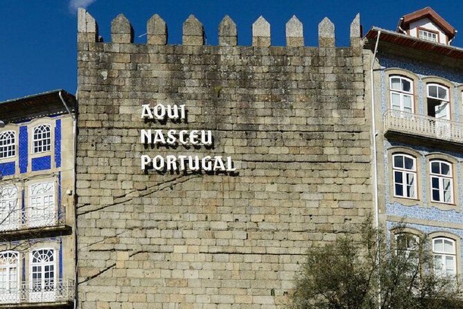 Guimarães & Braga Port Private Tour with Lunch and Green Wine - Quinta Tipica green wine tasting, and how to make it enjoyable
