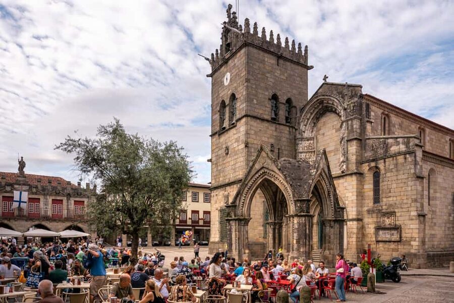 Guimarães: Flexible Walking Tour in Historic Center - Key highlights you will feel right away