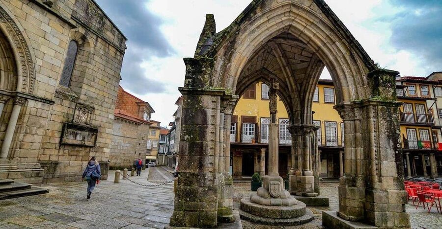 Guimaraes Local Tours ; Visit the Castle , Palace and City - Duke of Palace Tickets Included, Skip the Line, and Go Right In