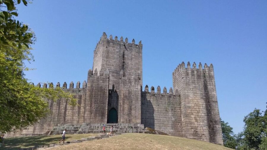 Guimarães Tour(4Hours): From Oporto;City Tour- Half Day Trip - The Guimarães Castle visit: why the walls matter (and what you should bring)