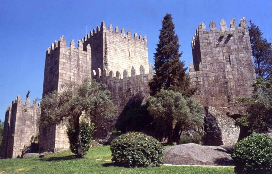 Guimarães Tour(4Hours): From Oporto;City Tour- Half Day Trip - First steps in Guimarães: cobbled lanes and Portugal’s origin story