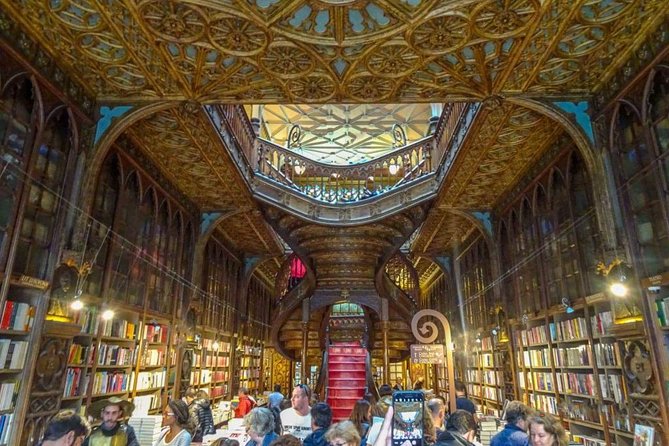 Harry Potter and Lello Bookshop Tour : Highlights and Hidden Gems - The Gryffindor Fountain and Other Wizarding-World Moments