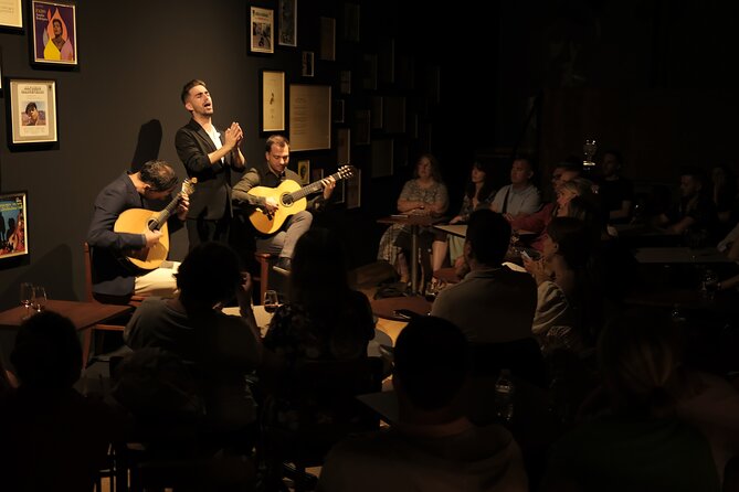 Ideal Clube de Fado - The music: singers, Portuguese guitar, and the emotional payoff