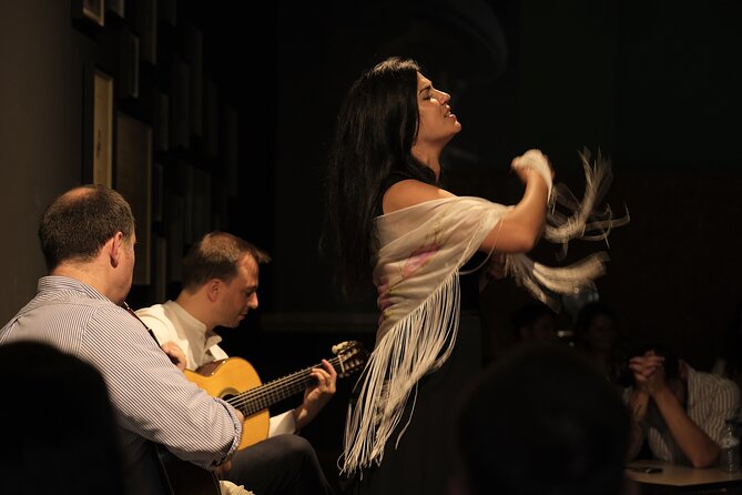 Ideal Clube de Fado - Timing, doors, and where to stand when you arrive early