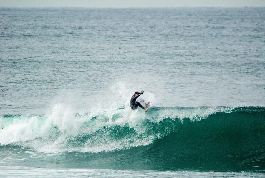 Matosinhos: Best surf Lesson with all equipment - What to bring (and what will save you from an annoying first day)