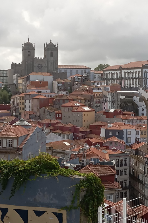 Monumental and historical Oporto with the Stock Exchange Palace - São Bento Station: the tiled start that sets the tone