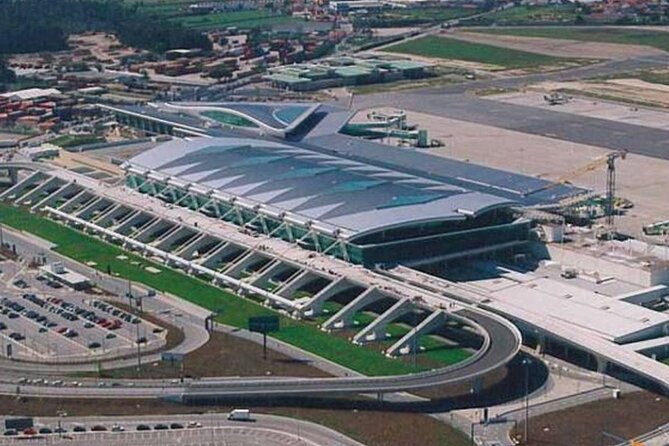 Oporto Airport: Private Arrival Transfer to Porto city hotels - Porto Airport to your hotel, with the stress left behind