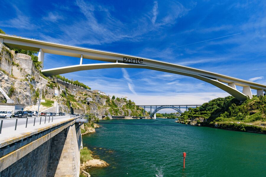Oporto Tuk Tuk Tour: Among bridges and mysteries - 1.30h - Infante Dom Henrique and Arrábida: Historic Center Meets Modern Porto