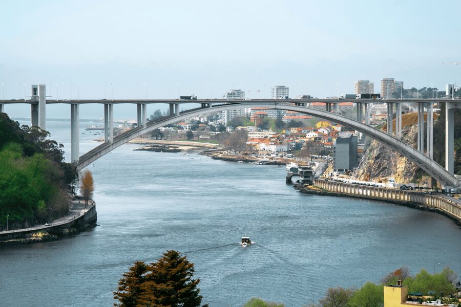 Oporto Tuk Tuk Tour: Among bridges and mysteries - 1.30h - The Douro Mouth Finale: From River Majesty to Atlantic Immensity