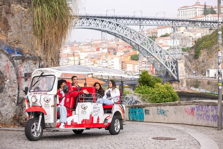 Oporto Tuk Tuk Tour: Among bridges and mysteries - 1.30h - Meeting at Sé, Finding Vímara Peres, and Getting Seated
