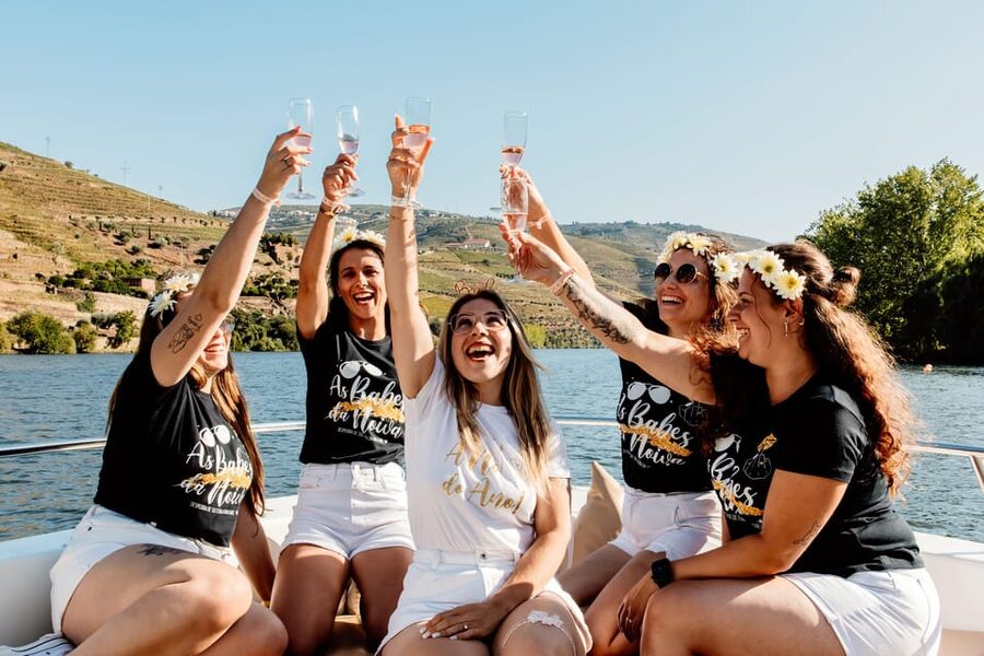 Pinhão: 1 Hour SUNSET Cruise with Sparkling Wine - Guide moment: what Leandro and Adriano add to the ride