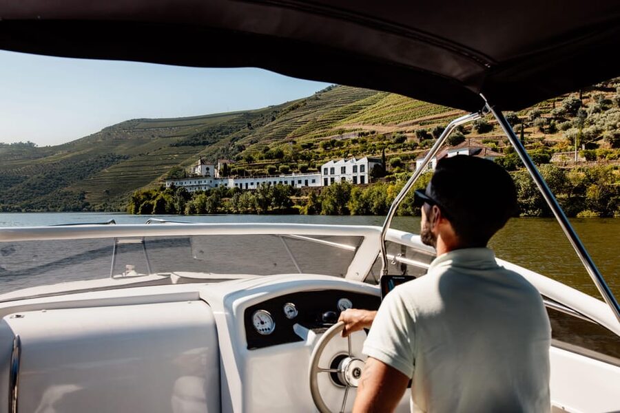 Pinhão: 1 Hour SUNSET Cruise with Sparkling Wine - Music and sparkling wine: fun details that don’t ruin the day