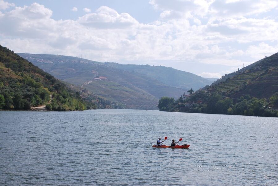Pinhão: Douro Valley Rabelo Boat Tour and Kayak Experience - Kayaking the 12-kilometer return to Pinhão, where effort meets rewards