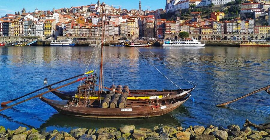 Port wine & wine walking tour with culture - max 8 pax - Getting Oriented: Meeting at Praça da Trindade