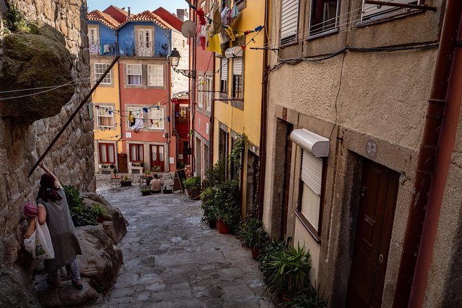 Porto 1/2 Day Walking Photo Tour & Portraits - Largo da Pena Ventosa: color at street level