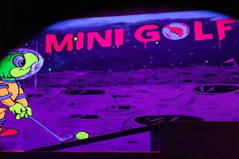 Porto: 18-Hole Indoor Mini Golf Ticket with UV Light Courses - A Realistic Game Plan for Your Night in Porto