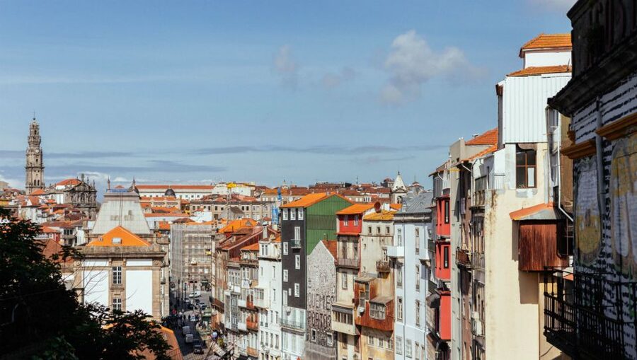 Porto: 2.5-Hour Private City Tour Off the Beaten Track - Rua das Flores: fashionably local streets with a story behind the stone