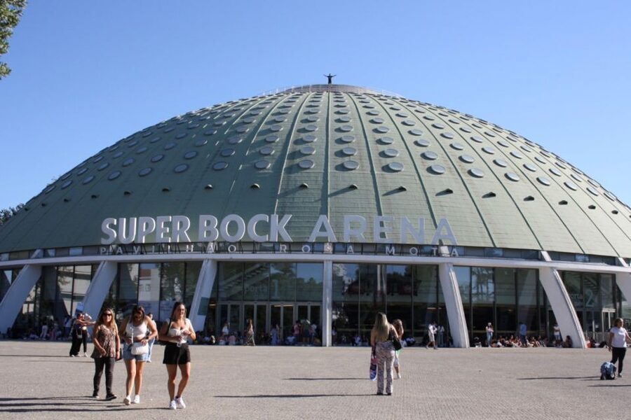 Porto 360 45 ' guided tour to Super Bock Arena - Stop 2: seeing the arena interior from the inside box