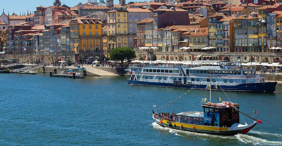 Porto: 6 Bridges Boat Cruise with Port Wine Cellar & Tasting - On the Douro in a rabelo: How the six-bridge cruise usually feels