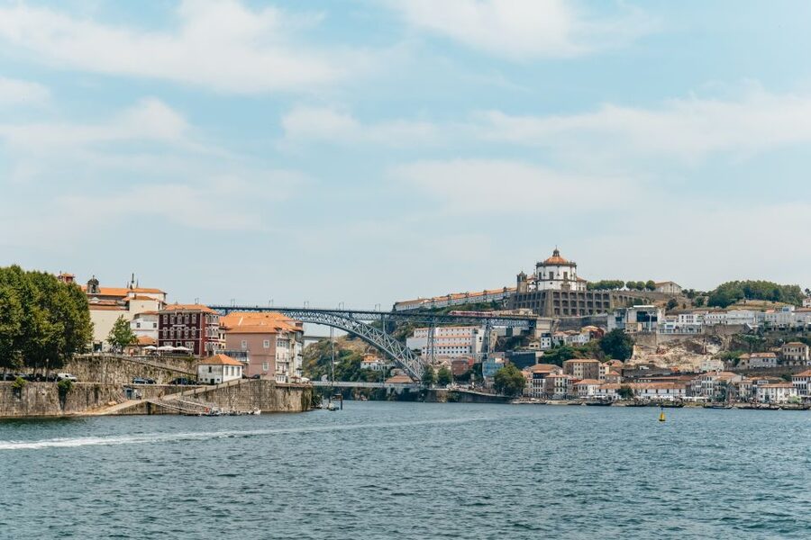 Porto: 6 Bridges Douro River Cruise - Onboard comfort: a barrel boat that feels made for passengers