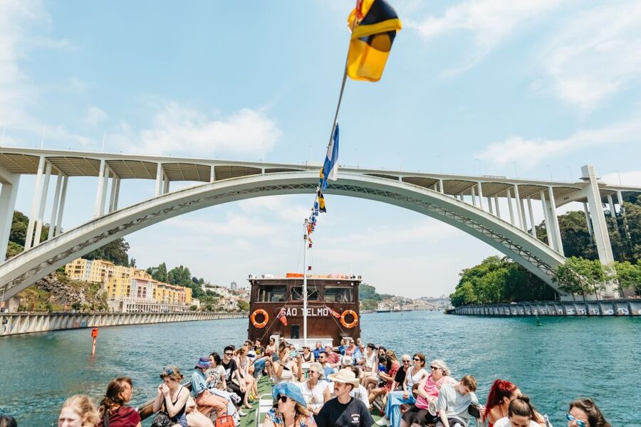 Porto: 6 Bridges Douro River Cruise - Boarding at Cais da Estiva: how to line up without stress