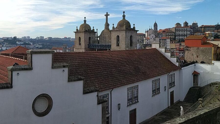 Porto: a ride along the coast in a fun eco-friendly car - Matosinhos Beach sighting and the beginner-friendly surf vibe